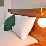 S79 Vivianne Hotel De Tham